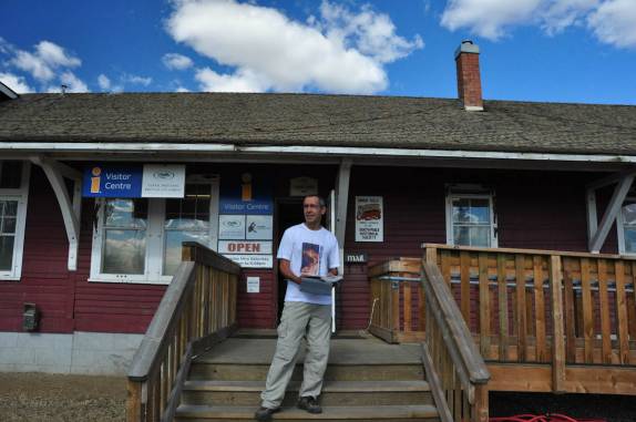 Pensativo, saindo do centro de informações no marco zero da rodovia Alaska Highway, em Dawson Creek, na British Columbia, no Canadá. Só faltam 2.400 quilômetros...